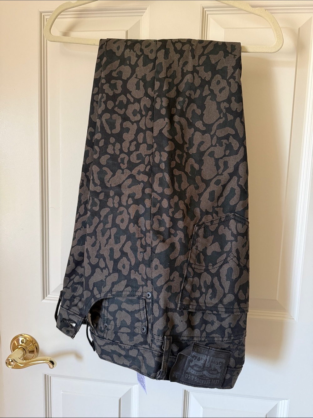 Levi’s 501 Men's black leopard shrink to fit Straight-Leg Jeans, 33x34”